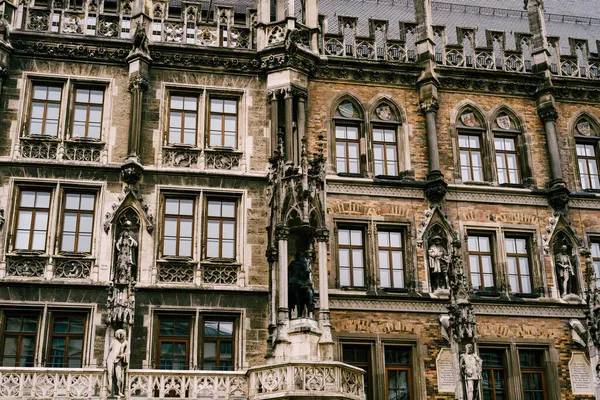 Posągi i kolumny na fasadzie Nowego Ratusza na Marienplatz. Niemcy — Zdjęcie stockowe