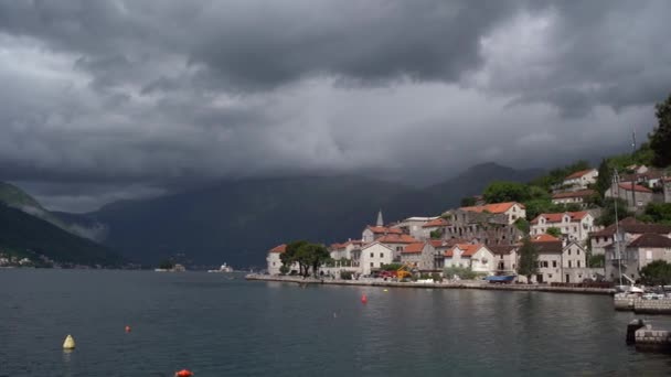 Perisca la costa sullo sfondo di nubi di tuono. Montenegro — Video Stock