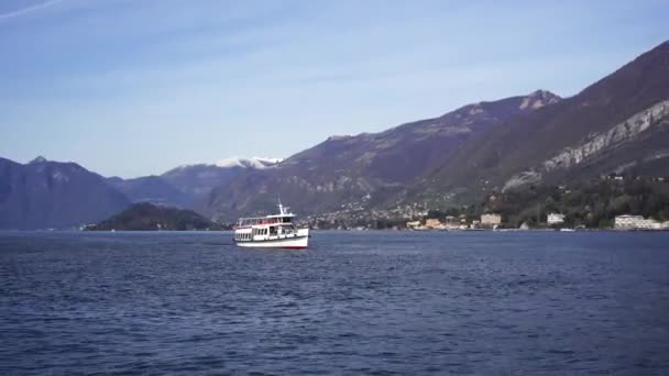 Prom płynie za wybrzeżem. Jezioro Como, Włochy — Wideo stockowe