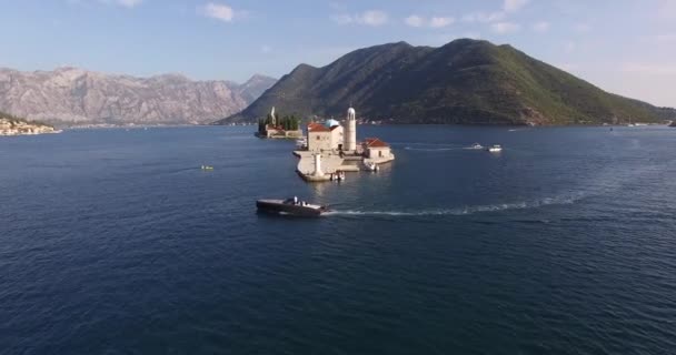 Gospa od Skrpjela adasının panoramik manzarası dağların arka planına karşı — Stok video