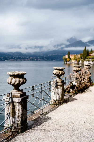 Como Gölü yakınlarında metal bir çitin üzerinde taş vazolar. Villa Manastırı, İtalya — Stok fotoğraf