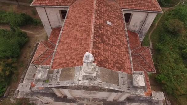 Standbeeld van de Maagd op het dak van de Onze-Lieve-Vrouwekerk in Prcanj — Stockvideo