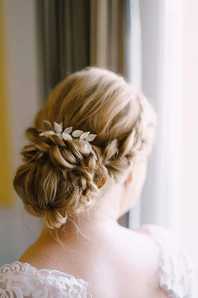 Wedding hairstyle of the bride on long hair. Close-up — Stock Photo, Image