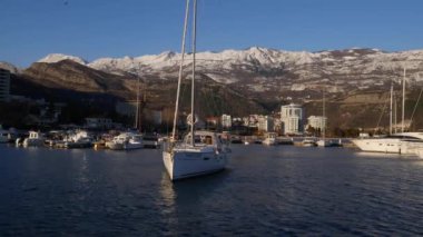 Budva açıklarında bir körfezde yelkenli.