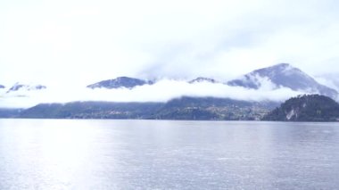 Como Gölü üzerindeki dağlarda sis var. İtalya