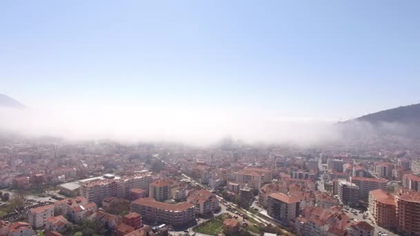 Stad Budva in Montenegro in de mist. Bovenaanzicht — Stockvideo
