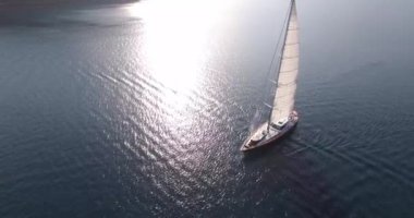 Denizde beyaz yelkenli yelkenli. Üst görünüm