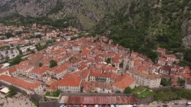 Eski Kotor kasabasının turuncu çatılarının insansız hava aracı görüntüsü