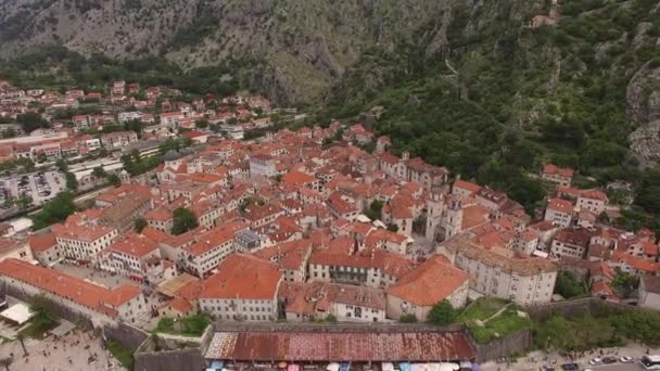 Vista drone dos telhados laranja da cidade velha de Kotor — Vídeo de Stock