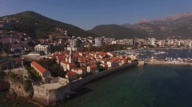 Budva 'daki eski evlerin arasında bir kale. İHA