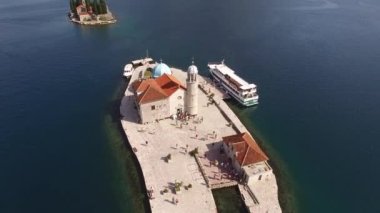 Kayalıkların Hanımı Kilisesi 'nin önündeki meydanın drone görüntüsü.