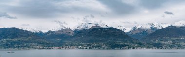 Como Gölü yakınlarındaki karla kaplı dağların manzarası. İtalya