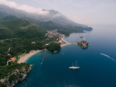Yelkenli, körfez boyunca kraliyet plajına yelken açar. Villa Milocer, Karadağ