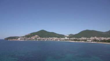 Budva açıklarında eğlence tekneleri denize açılıyor. Zaman aşımı
