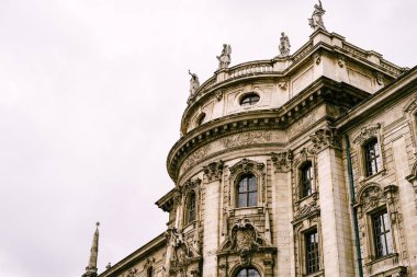 Münih 'teki Adalet Sarayı' nın çatısında Stucco heykelleri ve heykelleri