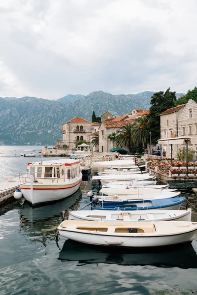 Muelle con vallas frente a la costa de Perast. Montenegro — Foto de Stock