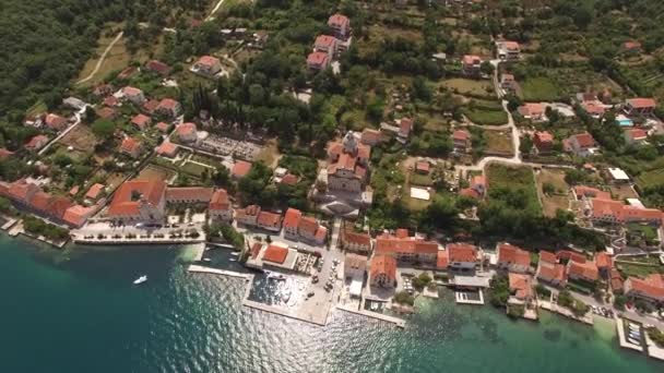 Stad Prcanj aan de oever van de baai van Kotor. Drone — Stockvideo