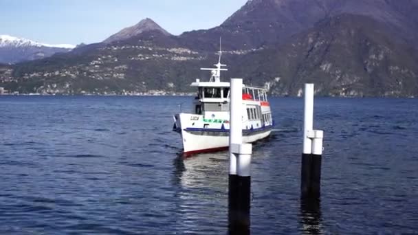 Passagiersveerboot arriveert op de pier. Italië, Comomeer — Stockvideo