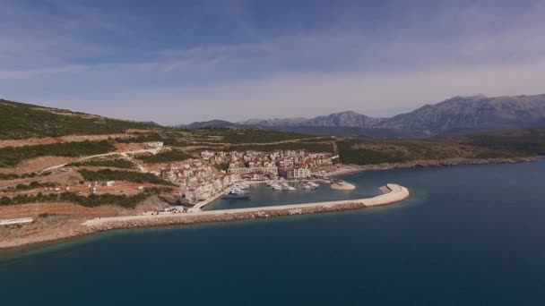 Вид з моря на бухту Лустіка і село Марина. — стокове відео