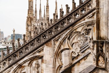 Duomo 'nun karmaşık kemerli çatısı. İtalya, Milan