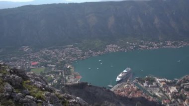 Körfezin havadan görünüşü, yolcu gemisi ve Kotor kasabasının kıyıları.