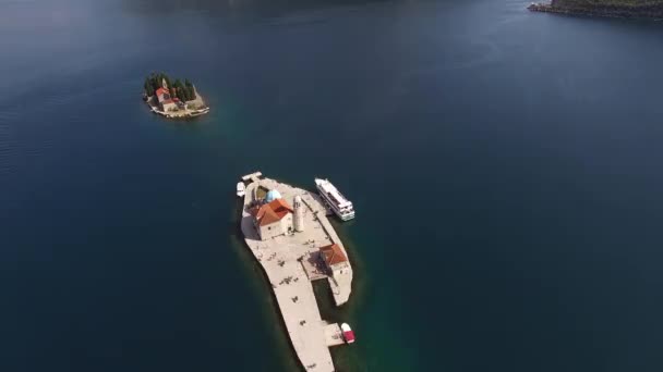 Drone vista de la isla de Gospa od Skrpjela y la isla de St. George. Montenegro — Vídeos de Stock