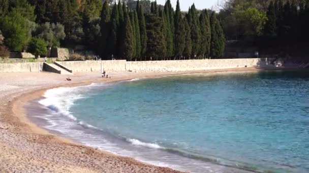Meeresstrand in der Nähe der Villa Milocer, Montenegro — Stockvideo