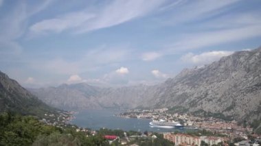 Dağlarla çevrili eski Kotor kasabasının deniz manzarası.