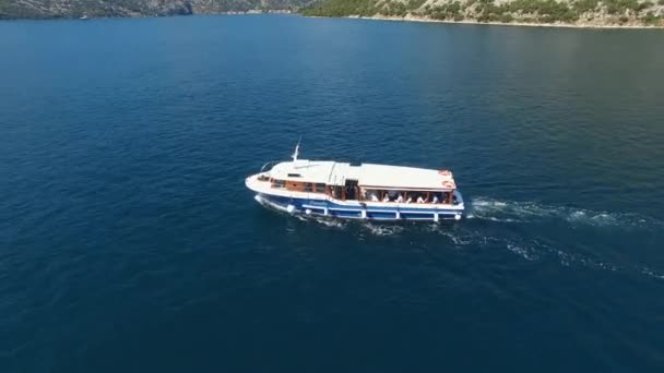 Potěšení loď plave na zátoce Kotor na pozadí ostrova St. Georges — Stock video