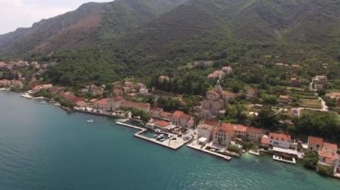 Antik Prcanj kasabası. Kotor Körfezi 'nden Görünüm