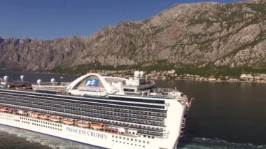 Yüzme havuzlu güzel bir yolcu gemisinin insansız hava aracı görüntüsü.