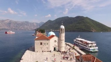 Ada Gospa od Skrpjela ve kilise. Kayaların Hanımefendisi. İHA