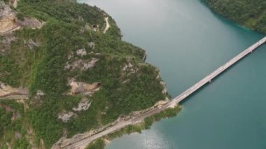 Piva Gölü üzerindeki köprü kayalık dağlar arasında. İHA