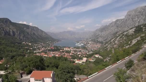 Panorama der Altstadt von Kotor am Meer, umgeben von Bergen gegen den Himmel — Stockvideo