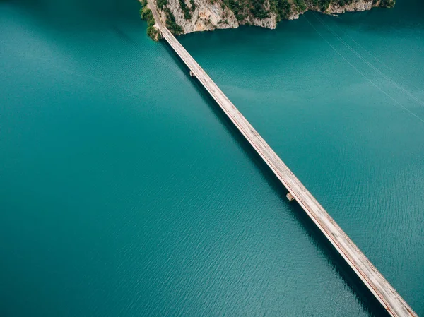 Довгий дорожній міст через озеро Піва в Чорногорії. Дрон — стокове фото