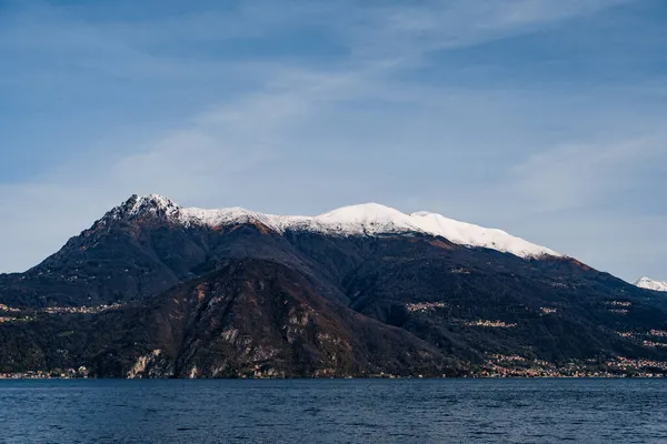 Snö på toppen av bergen nära Comosjön. Italien — Stockfoto