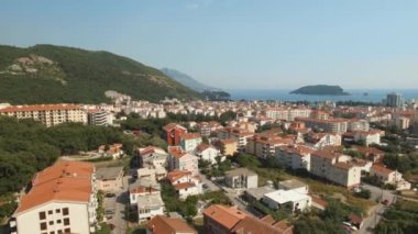 Budva 'nın Podmaine manastırı yakınlarındaki binalarının manzarası