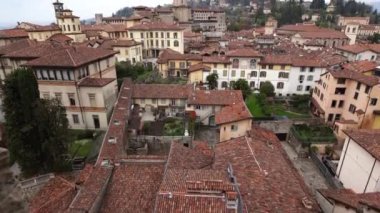 Bergamo 'daki eski evlerin kırmızı kiremitli çatıları. İtalya