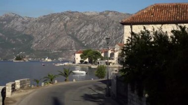 Perast setinin güzel binaları, dağların arka planına karşı.