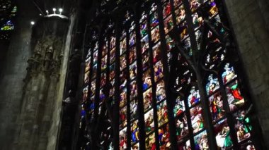 Duomo 'nun yukarısından aydınlatılmış kemerli cam pencereler. İtalya, Milan