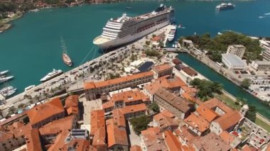 Karadağ 'ın eski Kotor kentinin kıyılarında yatlar ve yolcu gemileri duruyor