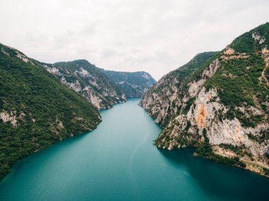 Karadağ 'daki Piva Gölü boyunca yeşil kanyon. İHA