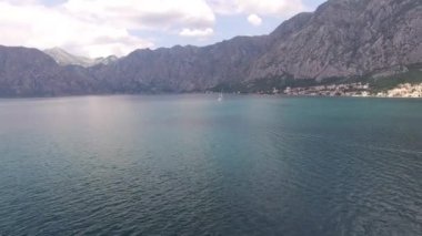 Yelkenli Kotor körfezi boyunca Prcanj kıyısından geçiyor. İHA