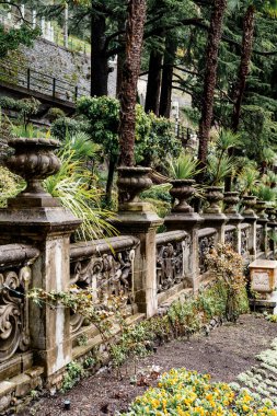 Villa Manastırı 'nın bahçesindeki ağaçlar taş bir çitin arkasında. İtalya