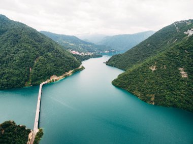 Piva Gölü 'nün mavi suyu kanyonun dibinde. Karadağ