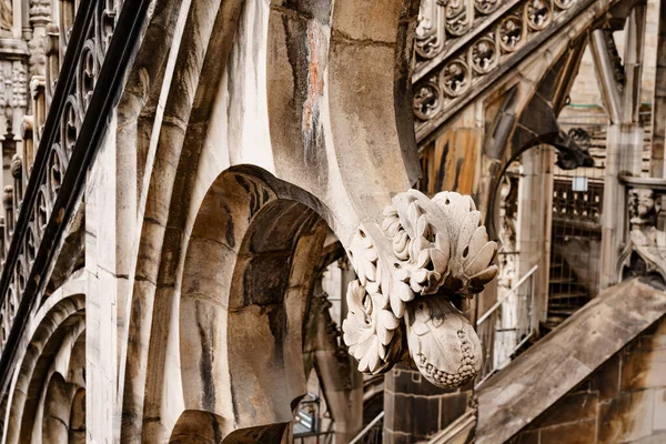 Blumenschmuck auf den gewölbten Dächern des Doms. Italien, Mailand — Stockfoto