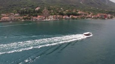 Gezi gemisi Prcanj kıyısı boyunca yelken açıyor.