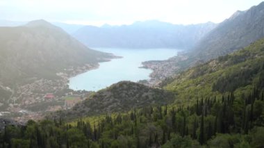 Lovcen Dağı 'ndan eski Kotor kasabasına ve körfeze giden bir dron görüntüsü.