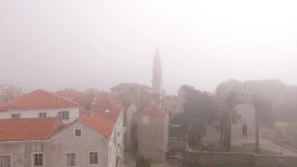 Altstadt von Budva, Montenegro, im dichten Nebel — Stockvideo