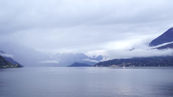 Montanhas no nevoeiro sobre o Lago de Como. Itália — Vídeo de Stock